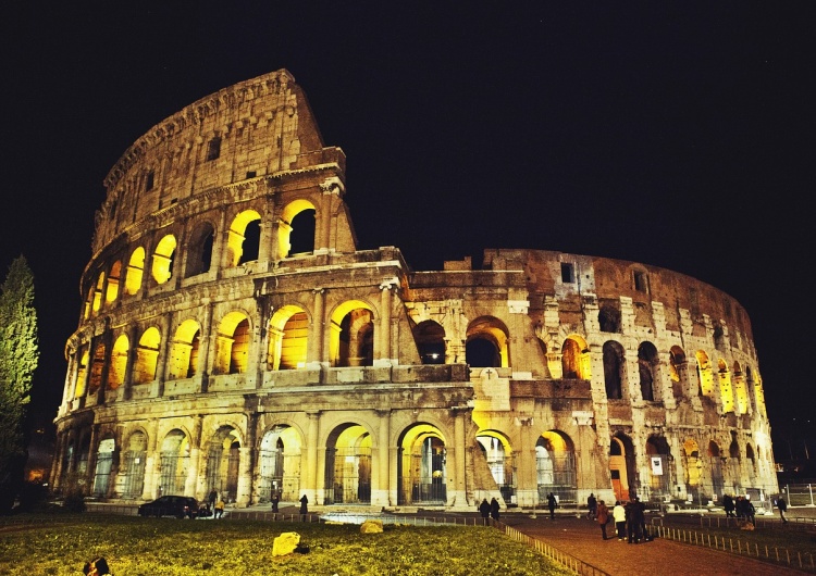 Koloseum Droga Krzyżowa w Koloseum: „Modlitwa z Jezusem na drodze krzyża”