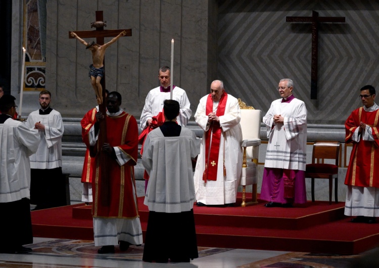 Papież Franciszek w czasie Liturgii Męki Pańskiej Liturgia Męki Pańskiej w Watykanie: 