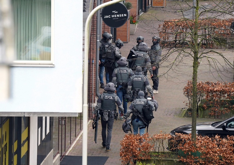 Policja i służby w Ede, Holandia Holandia: Uzbrojony mężczyzna wziął zakładników w barze w centrum miasta