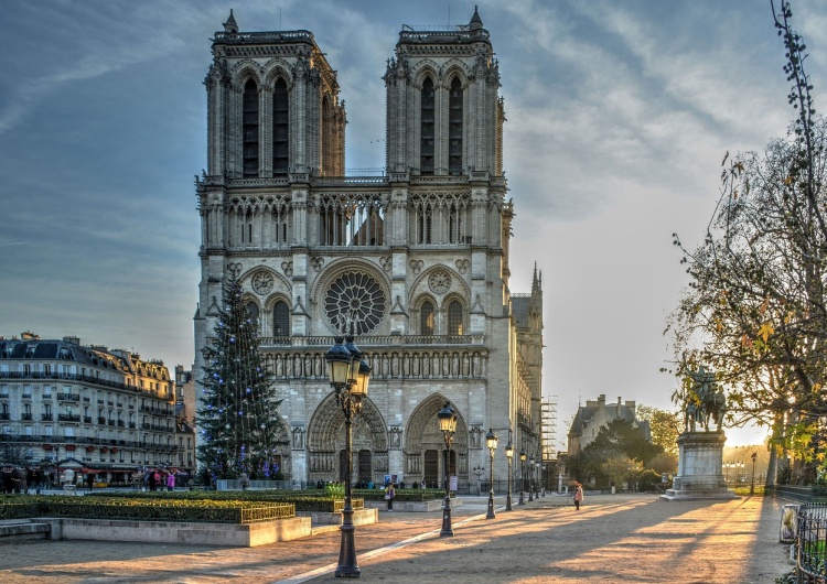 Katedra Notre-Dame w Paryżu Udaremniono zamach na katedrę Notre-Dame? Władze umieszczają policję przed każdym kościołem we Francji