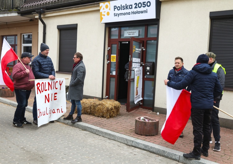 Szymon Hołownia Protesty rolnicze przed biurami posłów w całej Polsce. Słoma i gnojowica przed biurem Hołowni