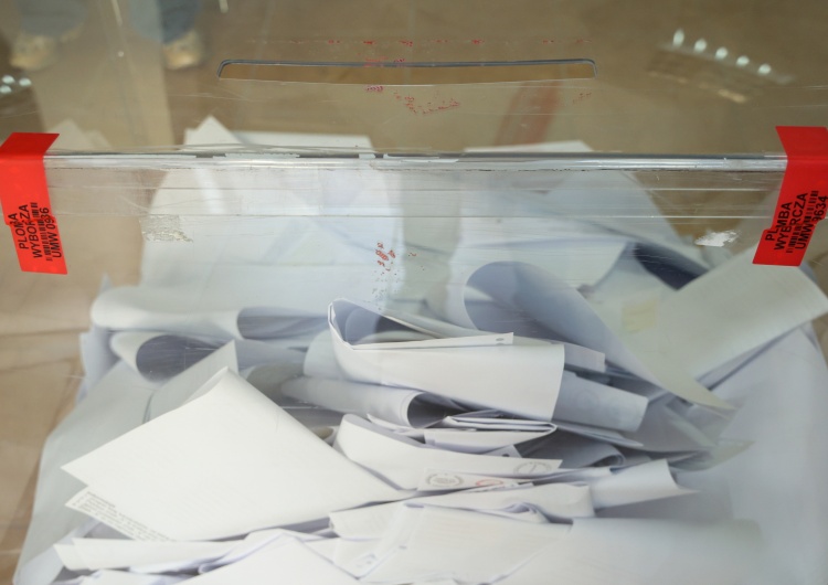 Głosowanie w jednym z lokali wyborczych w Warszawie Podarła kartę do głosowania i wyszła. Wezwano policję