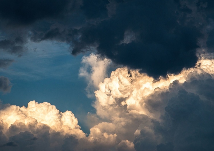 Chmury / zdjęcie poglądowe  Pogoda na najbliższe dni. IMGW wydał komunikat 