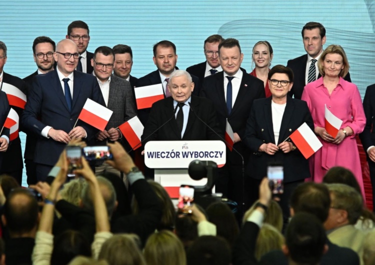 Warszawa, 07.04.2024. Wybory samorządowe 2024. Prezes PiS Jarosław Kaczyński przemawia w siedzibie PiS przy ul. Nowogrodzkiej  Są oficjalne wyniki: Zwycięstwo PiS większe, niż wskazywał exit poll