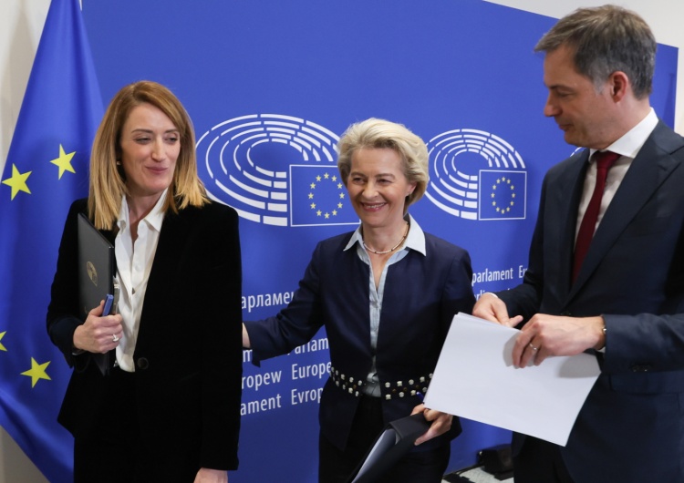 Premier Belgii Alexander De Croo, przewodnicząca KE Ursula von der Leyen i  przewodnicząca PE Roberta Metsola „PO chce się dogadać ws. paktu migracyjnego i na końcu zostanie bez skrupułów oszukana”