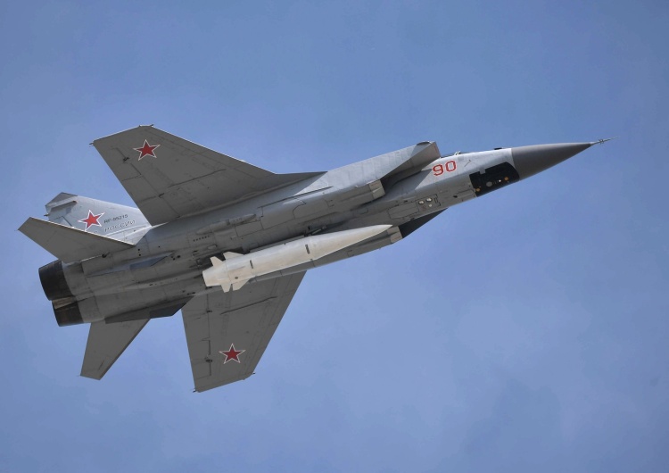 Rosyjski myśliwiec MiG-31 z rakietą Ch-47M2 Kindżał Rosja zaatakowała Ukrainę rakietami hipersonicznymi. Polskie myśliwce w powietrzu