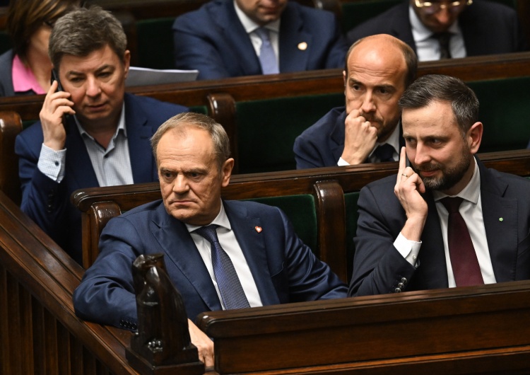 Donald Tusk w towarzystwie innych polityków w Sejmie 