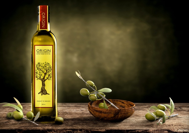 Oliwa z oliwek Płynne złoto na talerzu