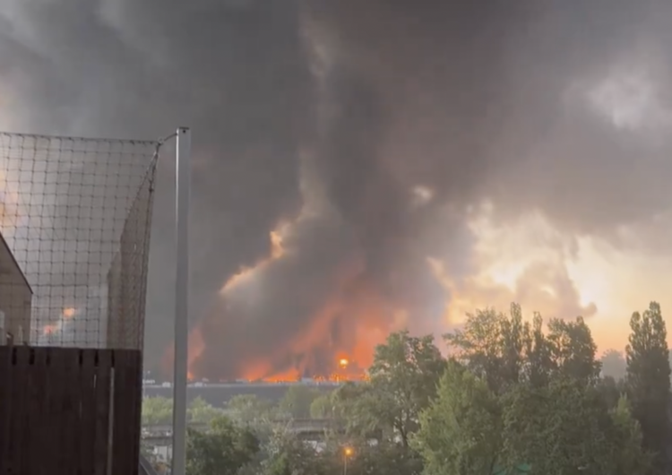 pożar w Warszawie Potężny pożar w Warszawie. Trwa analiza stanu powietrza 