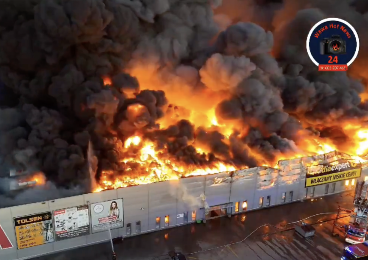 Pożar w Warszawie Potężny pożar w Warszawie. Do sieci trafiło wstrząsające nagranie