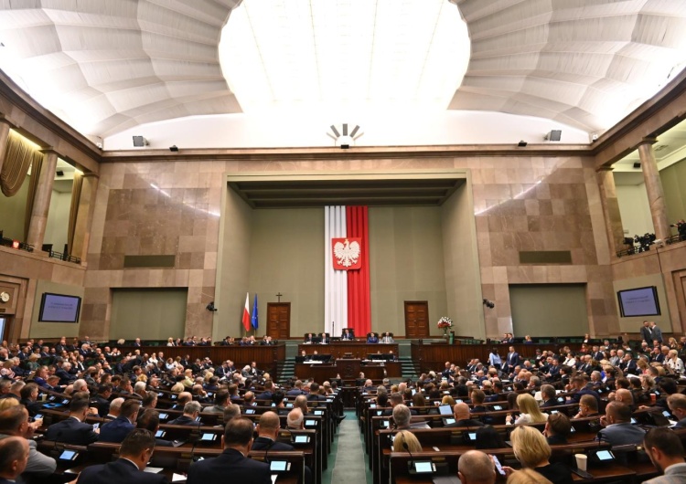 Obrady Sejmu RP Zmiana lidera. Zobacz najnowszy sondaż partyjny