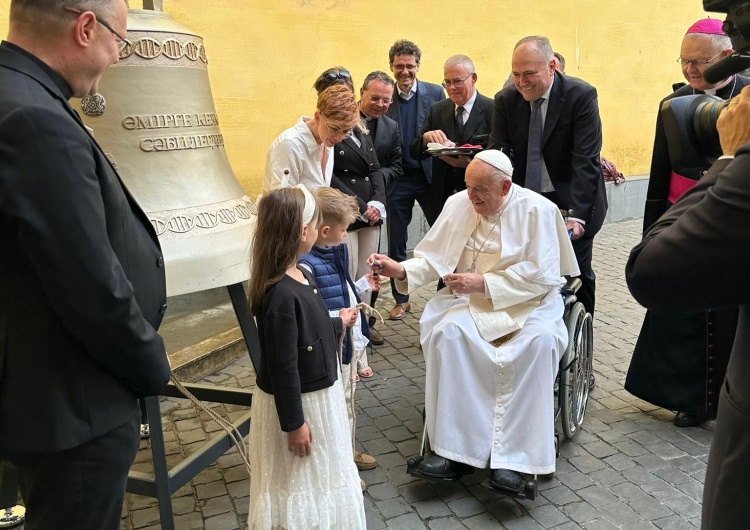 Papież Franciszek błogosławi 