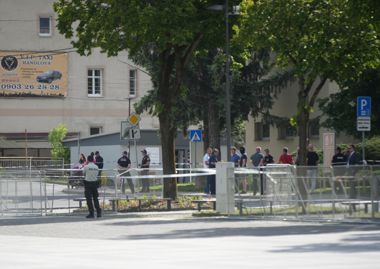 miejsce zamachu Aktualizacja: Premier Słowacji wciąż walczy o życie