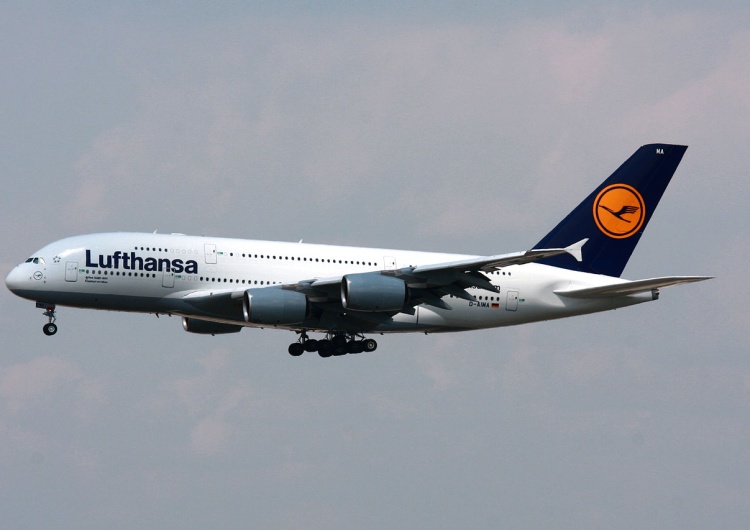Samolot Airbus A380. Lufthansa Według niemieckich ekologów dwulicowość niemieckiej Lufthansy szkodzi klimatowi