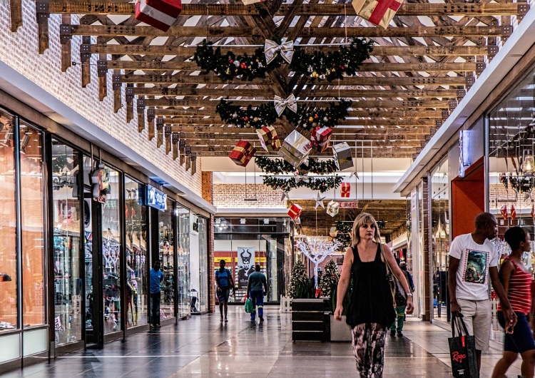 Centrum handlowe, zdjęcie poglądowe Gigant odzieżowy z Niemiec zgłasza wniosek o upadłość. Pracę straci aż 1,5 tys. osób