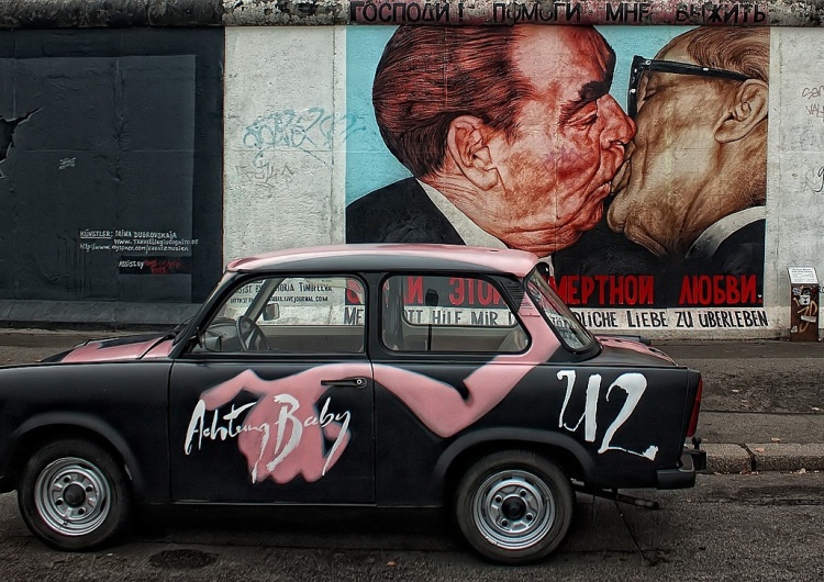 Fragment Muru Berlińskiego z muralem z Breżniewem i Honeckerem Deutsche Quelle: Berlińscy geje wybierają AfD