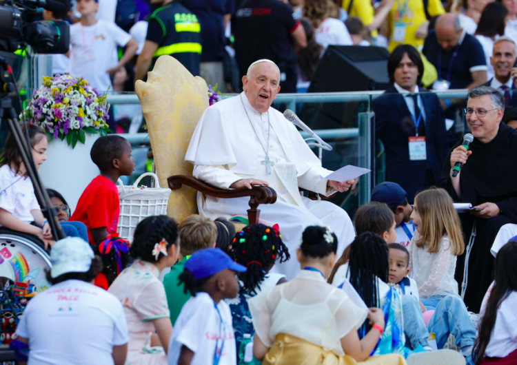 Papież Franciszek Papież odpowiada na pytania podczas I Światowych Dni Dzieci
