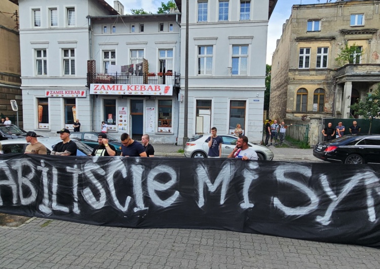 Protest mieszkańców Inowrocławia po śmierci 27-latka  Inowrocław. Śmierć 27-latka podczas interwencji policji. Wstrząsające słowa ojca