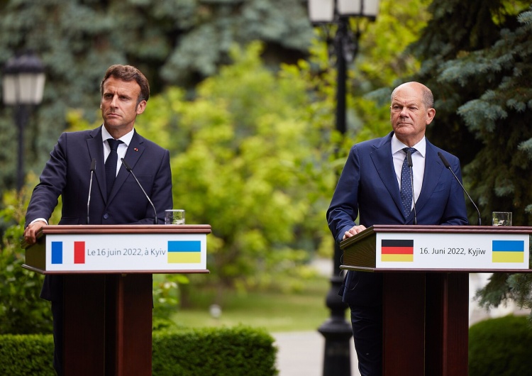 Emmanuel Macron i Olaf Scholz Niemcy świętują z Francuzami, ale bez Polaków