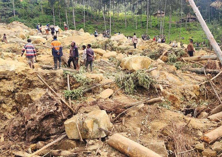 Osuwisko na Papui-Nowej Gwinei Ofiary obsunięcia się ziemi w Papui-Nowej Gwinei otrzymują kościelną pomoc
