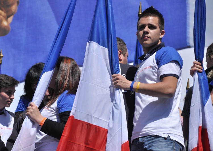 Młody wyborca na wiecu Marine Le Pen Politico: „Skrajna” prawica wygrywa wśród młodych Europejczyków