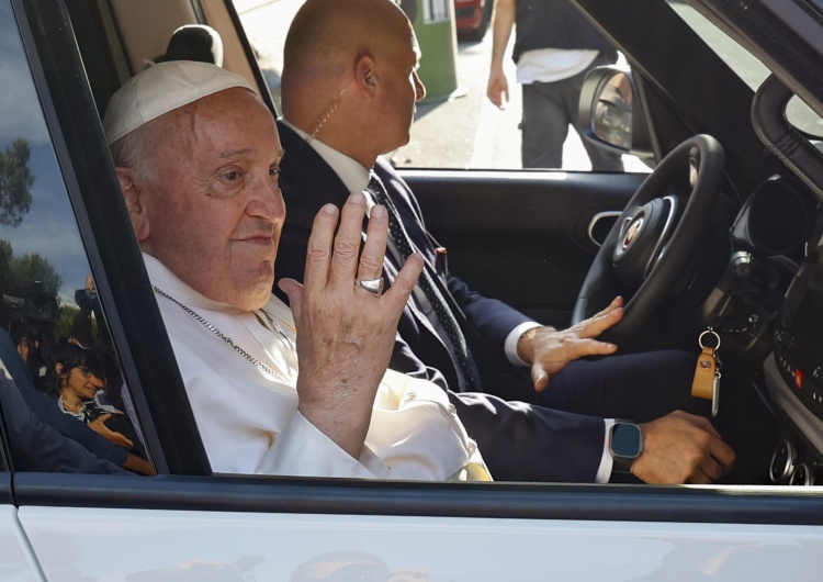 Papież Franciszek przybył na spotkanie z młodymi księżmi Papież do młodych kapłanów: Z kryzysu nie wychodzi się samemu