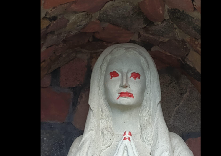 Zniszczona figura Figury Matki Bożej i Jezusa Miłosiernego pomalowane czerwoną farbą