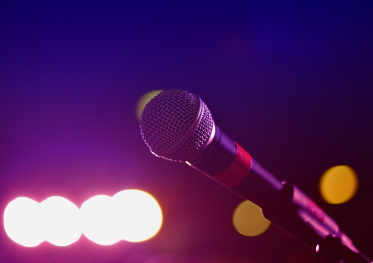 mikrofon - zdjęcie poglądowe Niepokojące doniesienia w sprawie znanej piosenkarki. Co z koncertami?