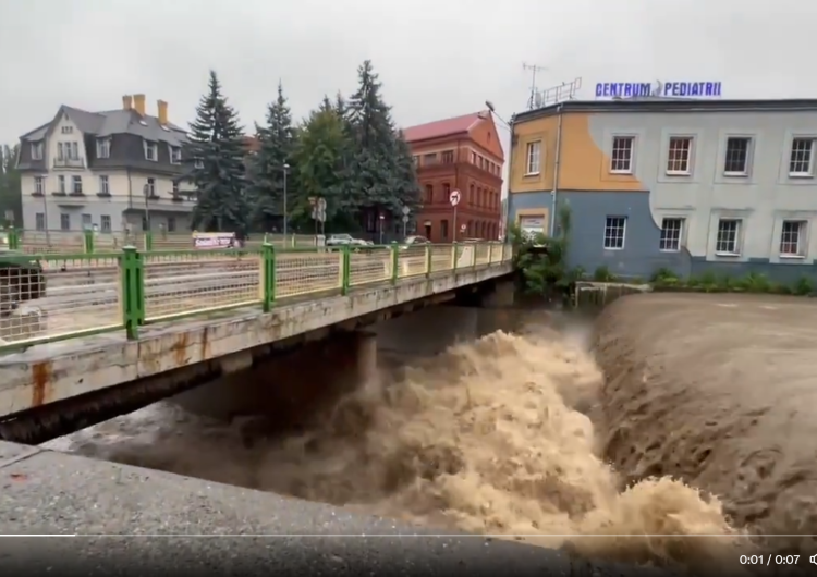Powódź w Bielsku-Białej Dramatyczna sytuacja na południu kraju. IMGW alarmuje [WIDEO]