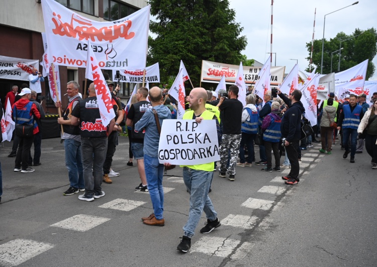 Protest przed Walcownią Rur Andrzej w Zawadzkiem 