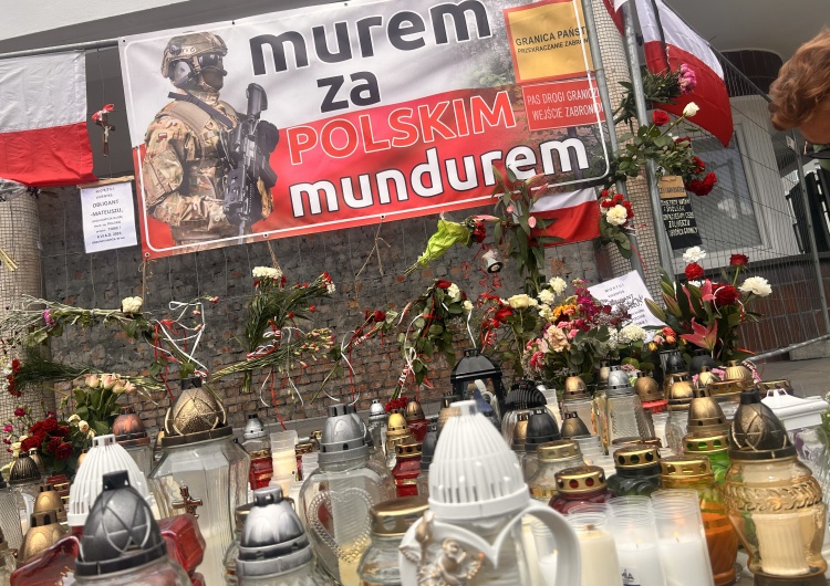 Polacy oddają hołd zmarłemu żołnierzowi Nie żyje polski żołnierz. Polacy oddają mu hołd [FOTO] 