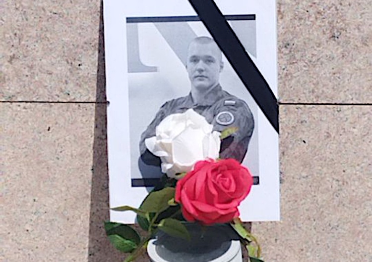 Kwiaty i znicze pod ratuszem w Michałowie Mieszkańcy Michałowa uczcili poległego żołnierza. Kwiaty i znicze natychmiast zniknęły