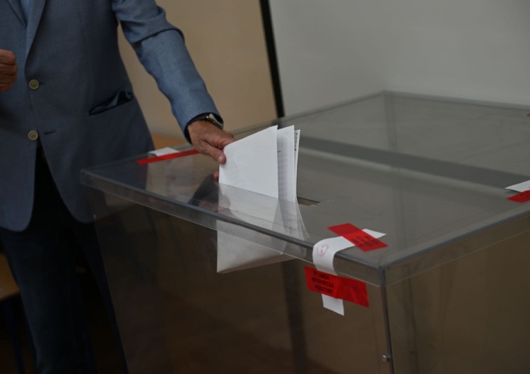 Wybory do PE. Incydent w woj. warmińsko-mazurskim Pierwszy incydent podczas wyborów do PE: 