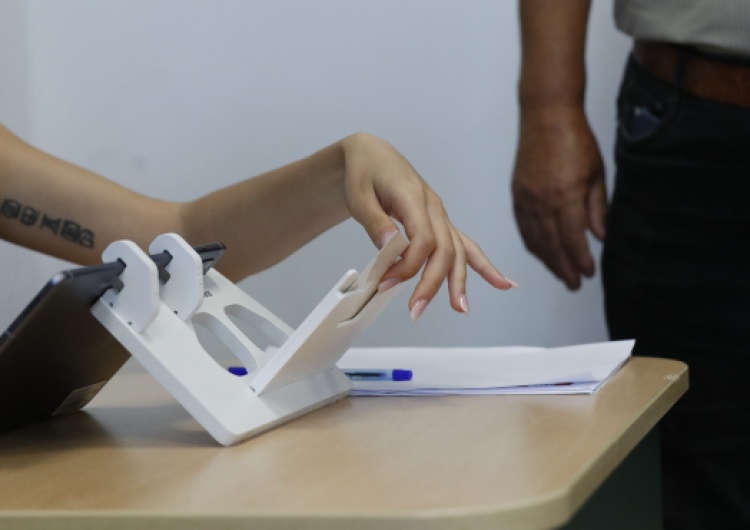 W Rumunii wciąż liczone są głosy wyborcze W Rumunii wciąż liczą głosy wyborcze. Doszło do „wyczerpania pracowników”