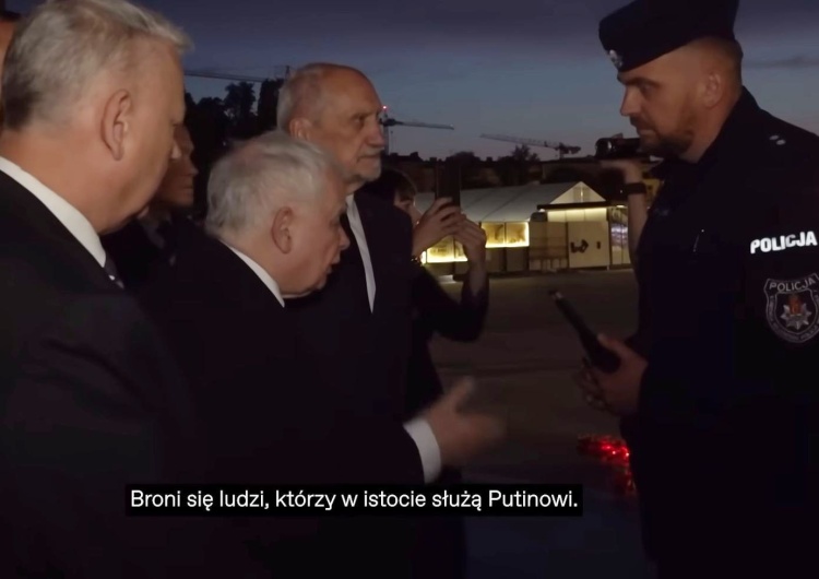 Rozmowa Jarosława Kaczyńskiego z policjantami Jarosław Kaczyński starł się z policjantami pod pomnikiem smoleńskim. „Chuliganeria, putinada” [WIDEO]