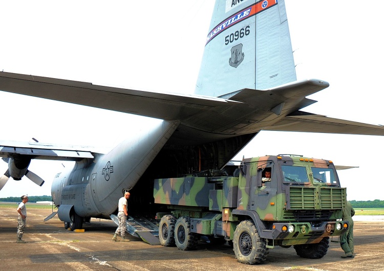 M142 w wersji nieopancerzonej opuszczający ładownię samolotu Lockheed C-130 Hercules Lockheed Martin zaoferował Polsce współprodukcję rakiet do systemów HIMARS