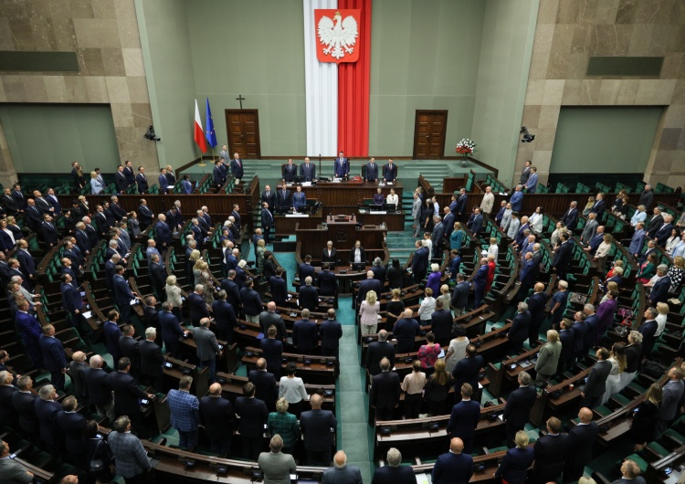 Obrady Sejmu RP Sejm rozpoczął posiedzenie. Zajmie się m.in. prezydenckim projektem dot. sił zbrojnych