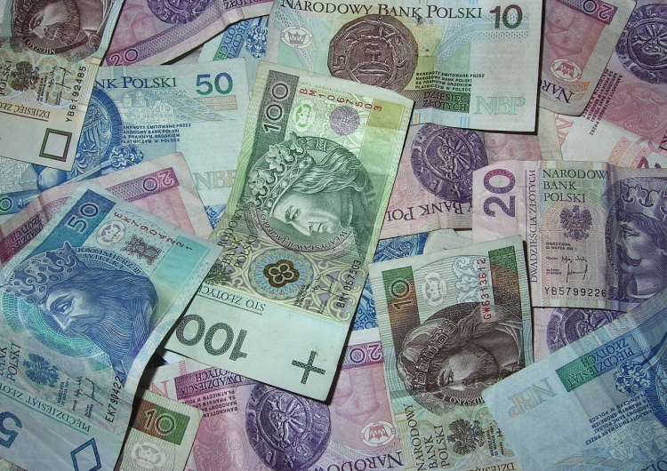 Pieniądze - zdjęcie poglądowe Znamy rządową propozycję przyszłorocznego minimalnego wynagrodzenia. Piotr Duda: Mam nadzieję, że uda się wynegocjować korzystniejszą stawkę