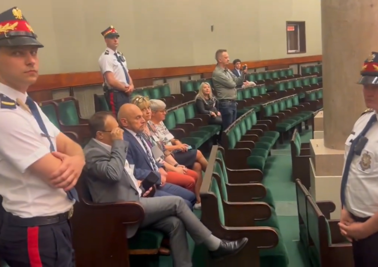 Przedstawiciele Solidarności pilnowani przez Straż Marszałkowską Skandal w Sejmie. Solidarność trzymana pod strażą
