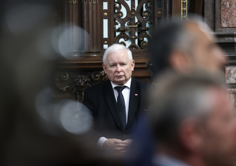 Jarosław Kaczyński w Krakowie Dantejskie sceny na Wawelu. Demonstranci próbowali rzucić się na samochód Jarosława Kaczyńskiego