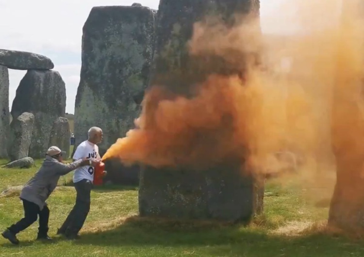  Ekoaktywiści oblali farbą Stonehenge. Jest nagranie