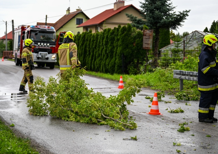 Interwencja straży pożarnej w Żurawicy Dramat na Podkarpaciu. Wielu mieszkańców bez prądu 