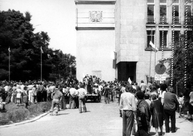 Demonstracja przed gmachem KW PZPR w Radomiu „Czerwony Radom pamiętam siny”. Dziś 48. rocznica Czerwca 1976