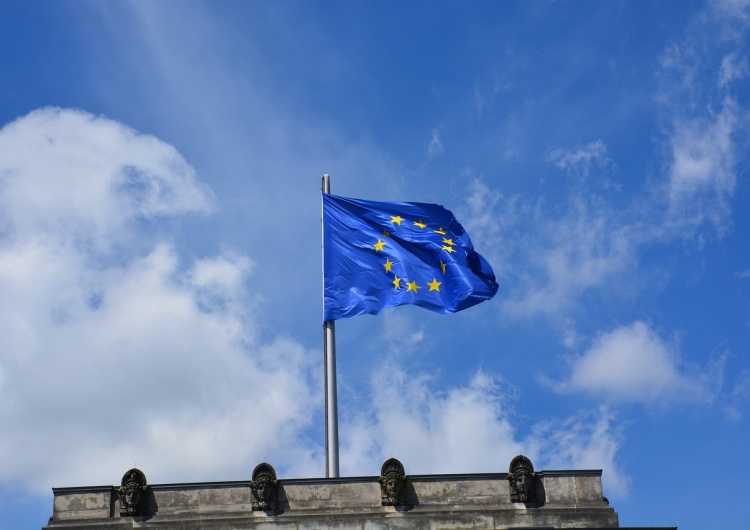 Flaga Unii Europejskiej Politico: Już wiadomo, kto obejmie najważniejsze stanowiska w UE