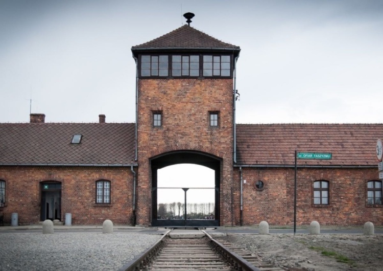 Niemiecki obóz zagłady Auschwitz-Birkenau Niemieckie media: „Auschwitz – obóz zagłady w Polsce”