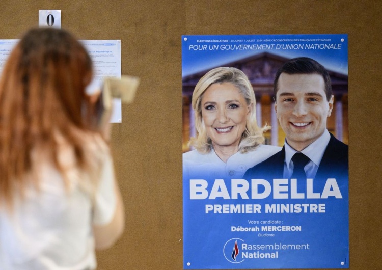 Plakat wyborczy Zjednoczenia Narodowego Wybory we Francji. Są wyniki exit poll