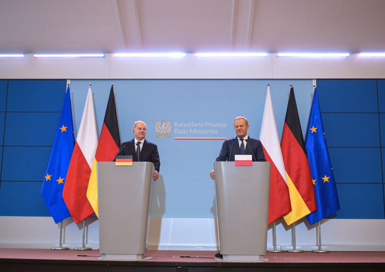 Olaf Scholz i Donald Tusk  Tusk zrezygnował z reparacji od Niemiec? Jest oświadczenie Arkadiusza Mularczyka
