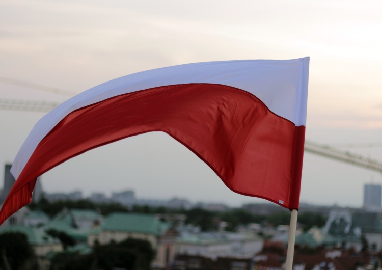 flaga Polski Coraz mniej Polaków zadowolonych z sytuacji w Polsce. Jest sondaż