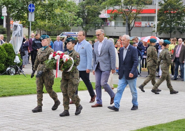  83 rocznica mordu profesorów lwowskich. „S” złożyła kwiaty pod pomnikiem zamordowanych naukowców