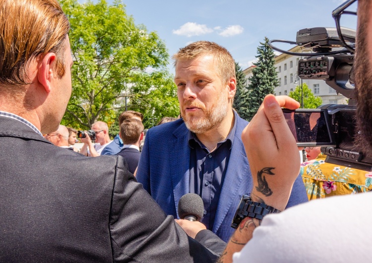 Adrian Zandberg Adrian Zandberg uderza w koalicję rządzącą na antenie Polsat News